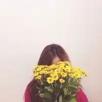 女生手拿花唯美图片头像