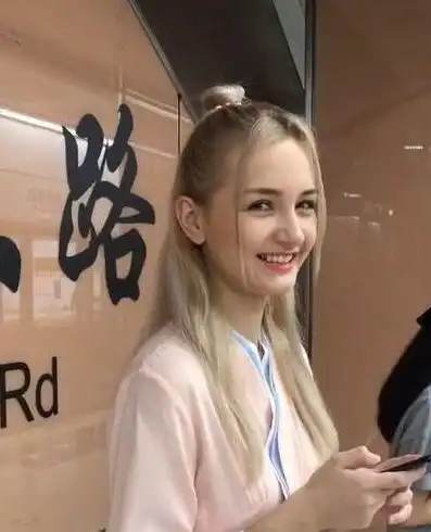 俄罗斯小姐姐穿汉服走红网络,镜头面前一脸宠溺笑,网友美爆了