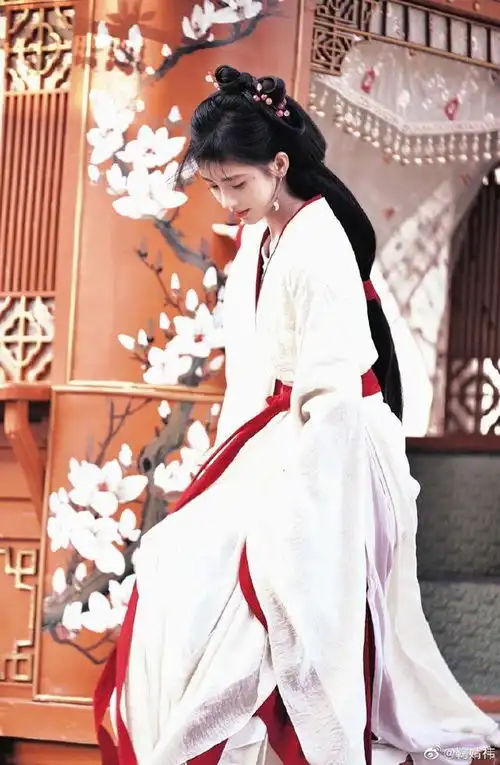 鞠婧祎花间令片场花絮照,脸颊比心卖萌,好甜美