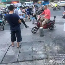 变态丨男子被狗链拴住下跪爬行,牵行女子称这是我们家的狗