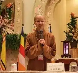 女僧超强英语口译,佛系英语惊艳世界第一批英语好的90后已经出家了