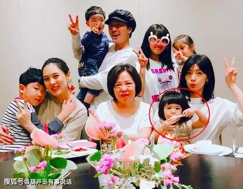 贾静雯和弟弟一家合影,人人脸上挂笑,修杰楷岳母却满面愁容