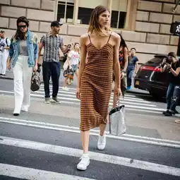 周冬雨刘雯的少女感吊带,为何让人爱不释手