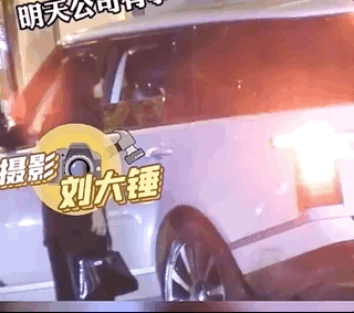 择偶标准没变被曹云金强拽女生澄清是恋人打闹,女主外形酷似前妻唐菀