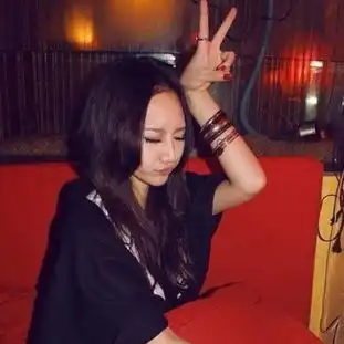 坐在巷口的那对男女