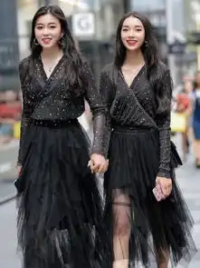 美女小姐姐一件黑色背心配黑色短裤,清新魅力气质美