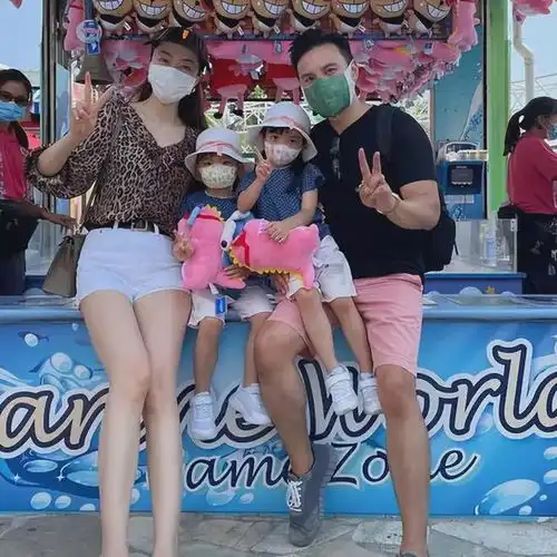 熊黛林送元宵节祝福,红裙和鲜花很耀眼,吃汤圆分享幸福生活