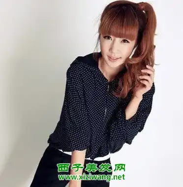 女生韩式蓬松马尾辫扎法