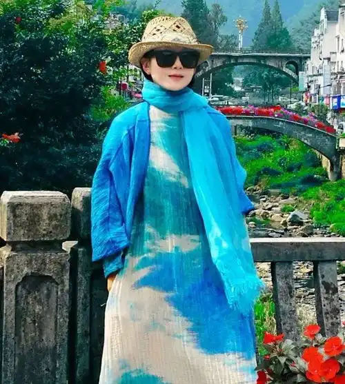杨丽萍不愧是舞蹈家,挎菜蓝子走机场也有范,5厘米指甲抢镜