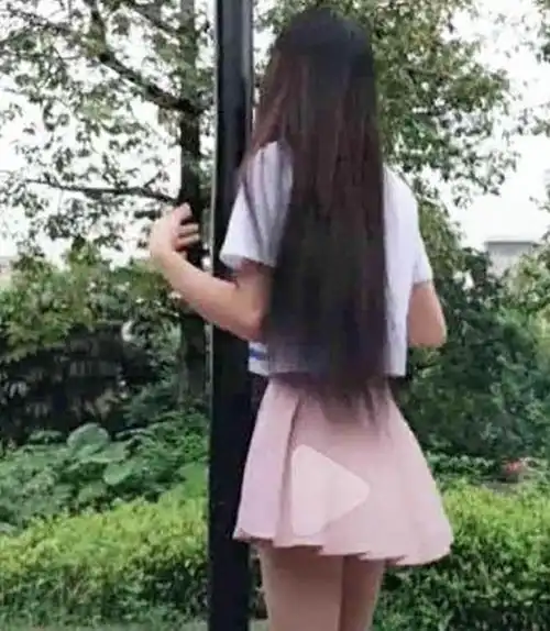 抖音美女穿短裙爬电线杆走红,爬上去的一瞬间,网友想当电线杆