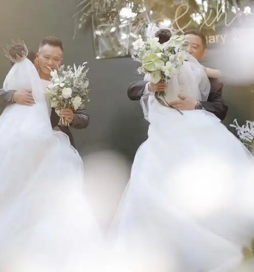 杨丽萍门生举办同性婚礼,家长到场支持,妻子颜值不输明星