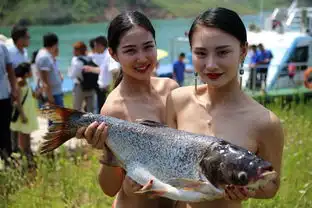 美女拍性感写真虾兵蟹将站岗挡胸遮羞图