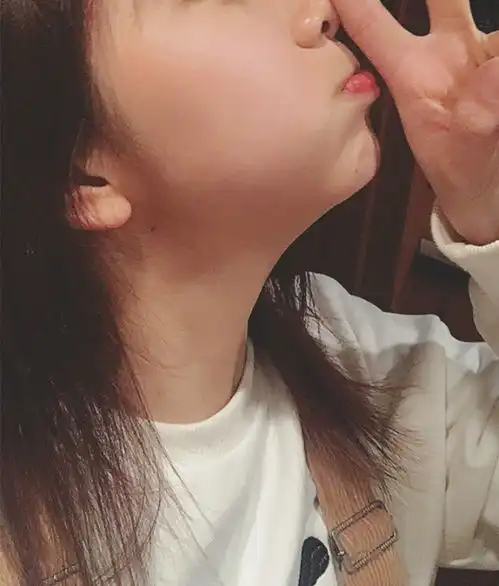 25岁扮16岁少女,竟还和比自己小7岁的小鲜肉甜蜜虐狗