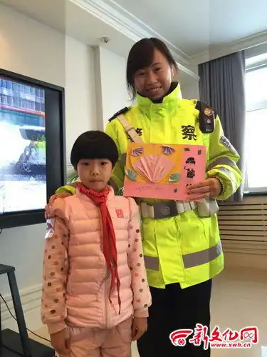 女警不顾安危保护学子小学生手绘贺卡表谢意