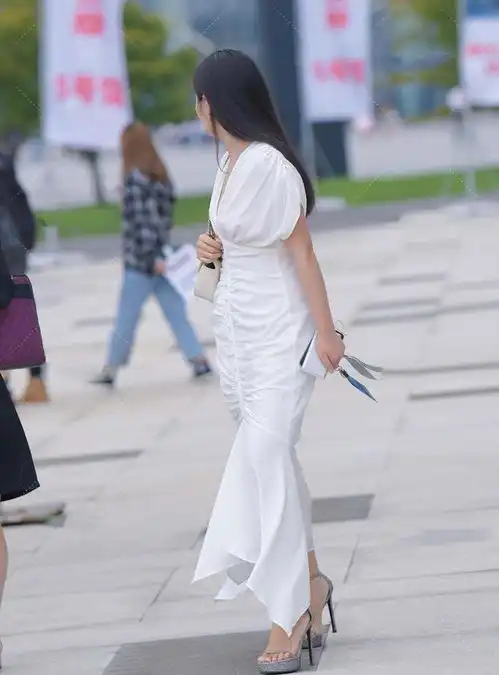 连衣裙展现女神气质,突显美丽曲线,充满时尚触觉感