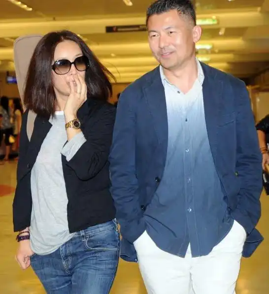 那英素颜携家人聚餐,穿着休闲低调,富豪老公和14岁女儿罕现身