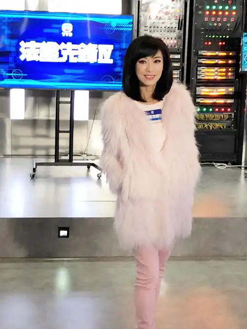 64岁米雪穿搭比赵雅芝还时髦,不规则条纹西装高级又时尚,好美