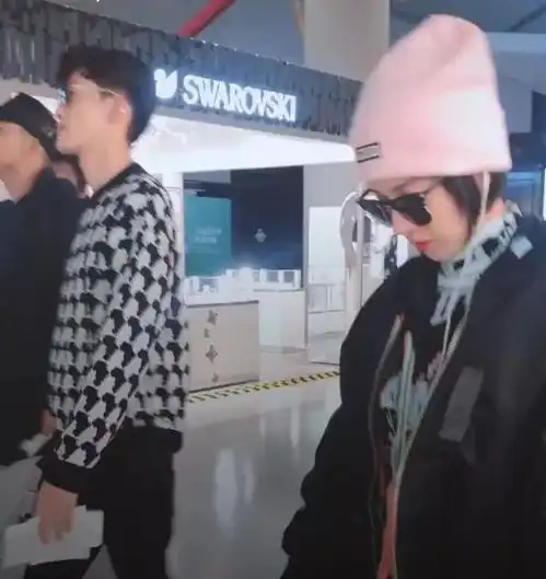 张翰现身机场被拍,身旁的短发女子引热议我没有看错吧