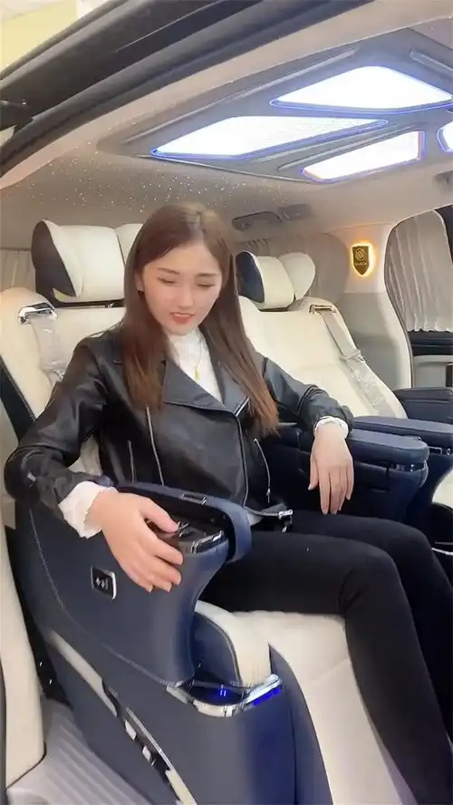 这年头连车门都能手控吗,看美女一番操作,价格肯定不便宜吧