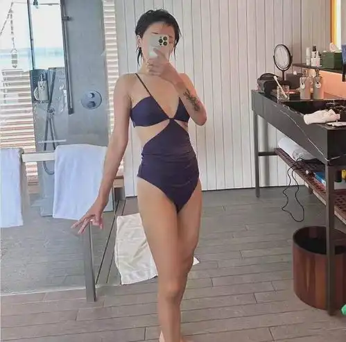 郝劭文妻子度蜜月秀傲人身材超性感窄腰翘臀,不像8岁孩子的妈