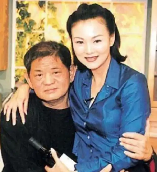 45岁成身价亿万的富翁,花20亿泡妞,黄任中没女人我吃不下饭