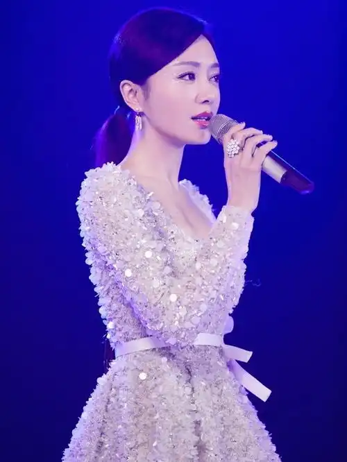 秦岚是真的嫩,粉色衬衫搭百褶裙可盐可甜,美回少女模样