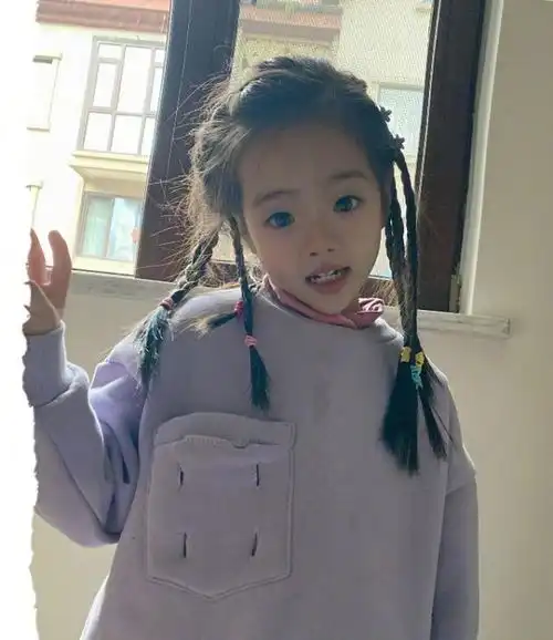 杨威晒双胞胎女儿近照,姐姐文静妹妹搞怪,颜值差距也越来越大