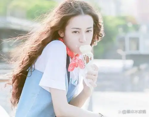 迪丽热巴3月新动态,化身橘色少女,新剧动态引发讨论