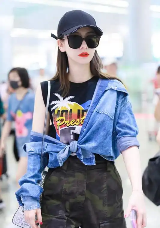 牛仔衣又有新穿法,戚薇半穿半脱牛仔衣,再打个结的确很潮