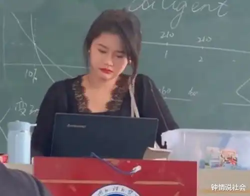 福建一老师因颜值走红,像极港风气质美女,学生很难不好好听课