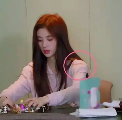 四千年美女鞠婧祎伪素颜戴头套就算了,连肩头都是假的