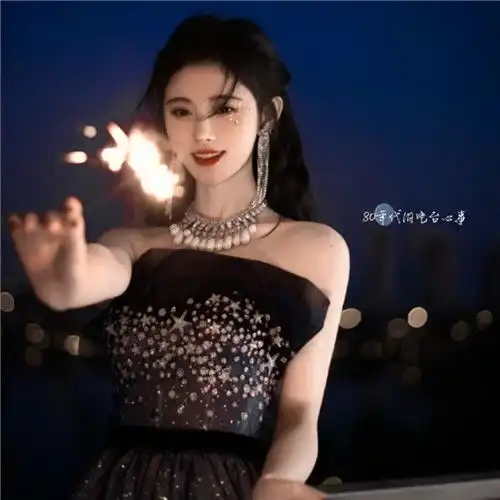 龙年微信头像女牛莉