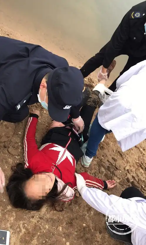 遍体鳞伤南昌女子遭一群狗撕咬,逃入赣江中