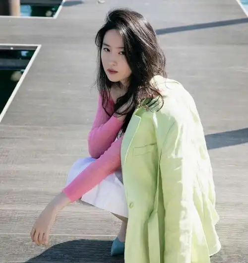 看了刘亦菲糖果色系穿搭,才知道什么叫美出新高度,太清爽靓丽了