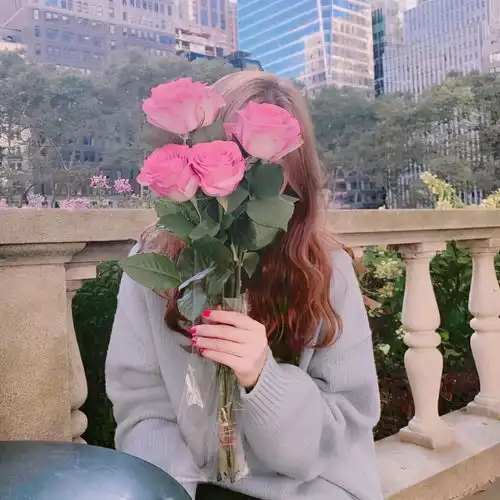 女生手拿花唯美图片头像