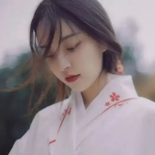 女生头像以前喜欢一个人,现在喜欢一个人