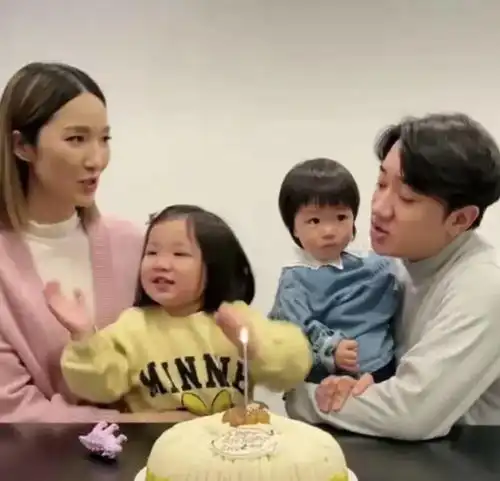 李亚男为42岁王祖蓝庆生,大女儿长相似爸爸翻版,一家四口好温馨