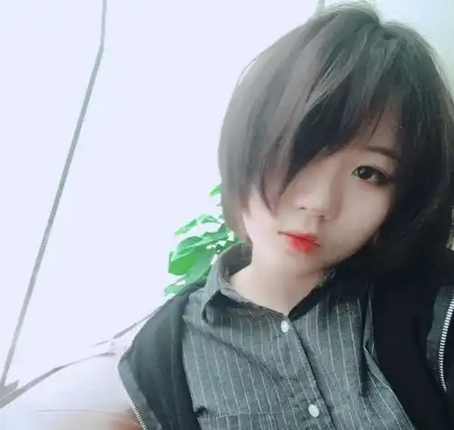 窦靖童同父异母妹妹恋爱,未满18周岁有点叛逆,之前直播手露疤痕