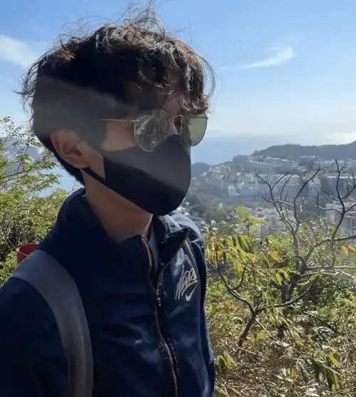 袁咏仪儿子晒登山照,15岁魔童戴墨镜超帅气,彰显张智霖优秀基因