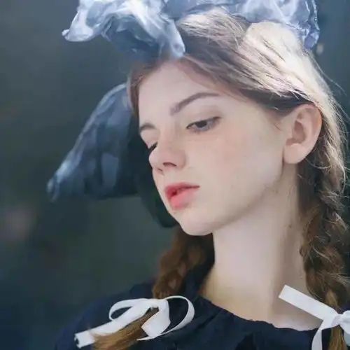 女生换了个成熟的头像女
