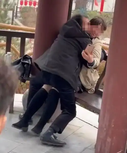 回顾男女公园内秀恩爱,女子全程笑嘻嘻,网友夫妻感情那么好