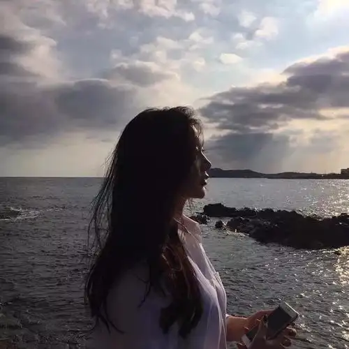 头像城市空荡的总是人又拥挤的没有你