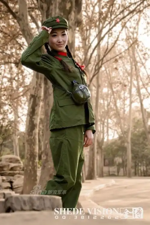 军中绿花惹人醉穿65式军服的美女清纯动人
