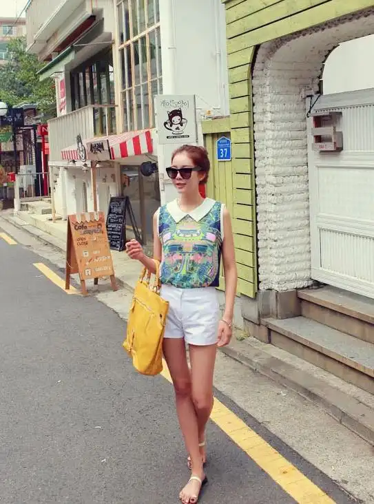 潮流美女道晖芝,时尚印加无袖娃娃领