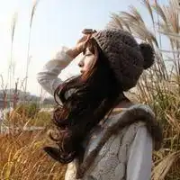 本人急需在海边或在外景的女头像,静态的