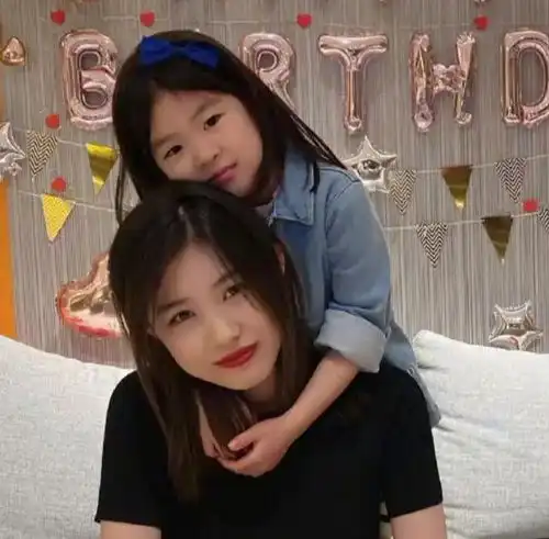 汪峰带女儿游日本,18岁小苹果容貌吸睛,二女疑露面