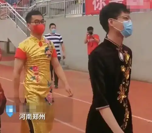 男老师穿旗袍为考生加油,气质不输女老师,评论区却一片质疑