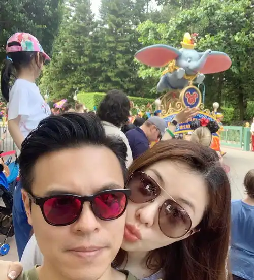 熊黛林老公晒全家福低调庆生,和丈夫越来越有夫妻相