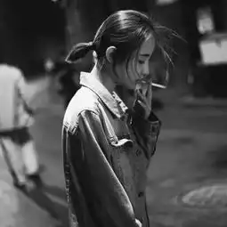 牛仔衣霸气女生头像黑白