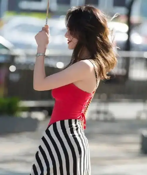 街拍名嫒美姝的美女,一条浅色的连衣裙,时尚美丽大方气质